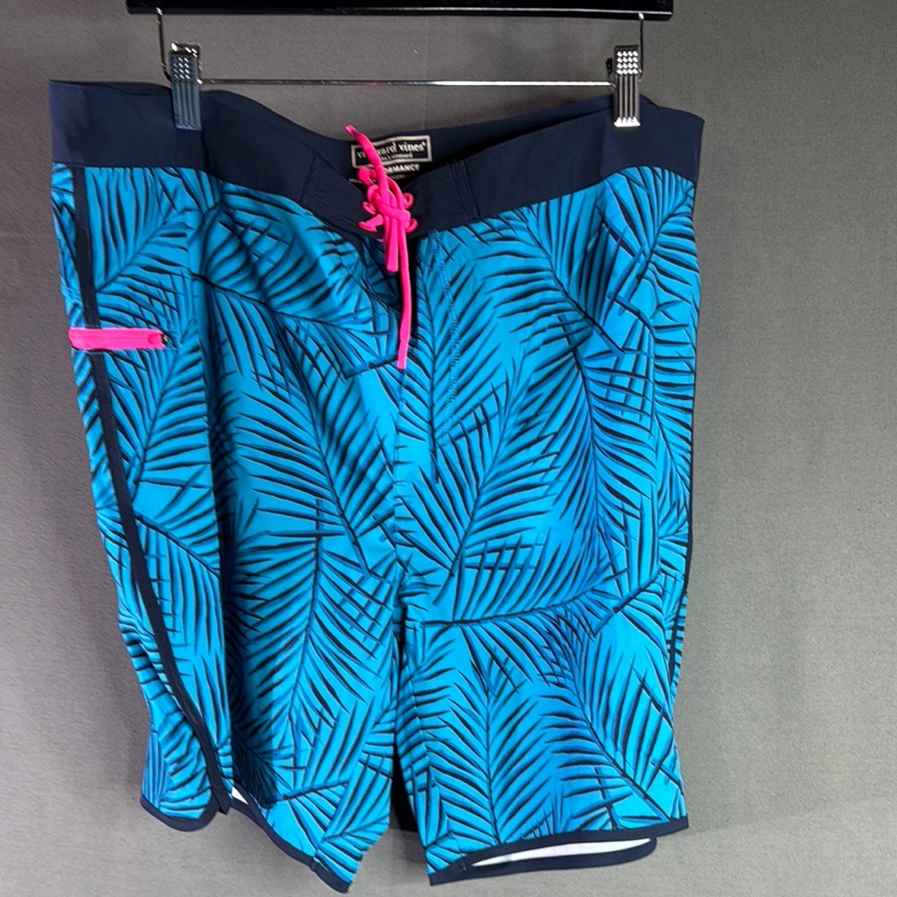 Vineyard Vines Teal and Black‎ Leaf Pattern Shorts men’s size 38